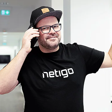 Geschäftsführer Tobias Bühne ist im Bild zu sehen und repräsentiert die Kontakt- und Ansprechmöglichkeiten der Netigo GmbH; das Motiv vermittelt Offenheit, Professionalität und einen modernen, einladenden Agentur-Kontext.