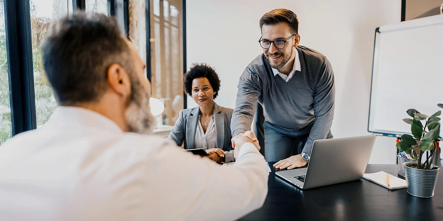 Foto einer Beratungssituation für digitale Projektplanung und Konzeptarbeit, die die Leistungen „Beratung, Konzeption und Planung“ einer Webagentur visualisiert. Das Motiv zeigt visuellen Fokus auf Strategie, Analyse und konzeptionelle Elemente, passend zur Leistungsbeschreibung der Netigo GmbH als erfahrene Webagentur aus Düsseldorf.