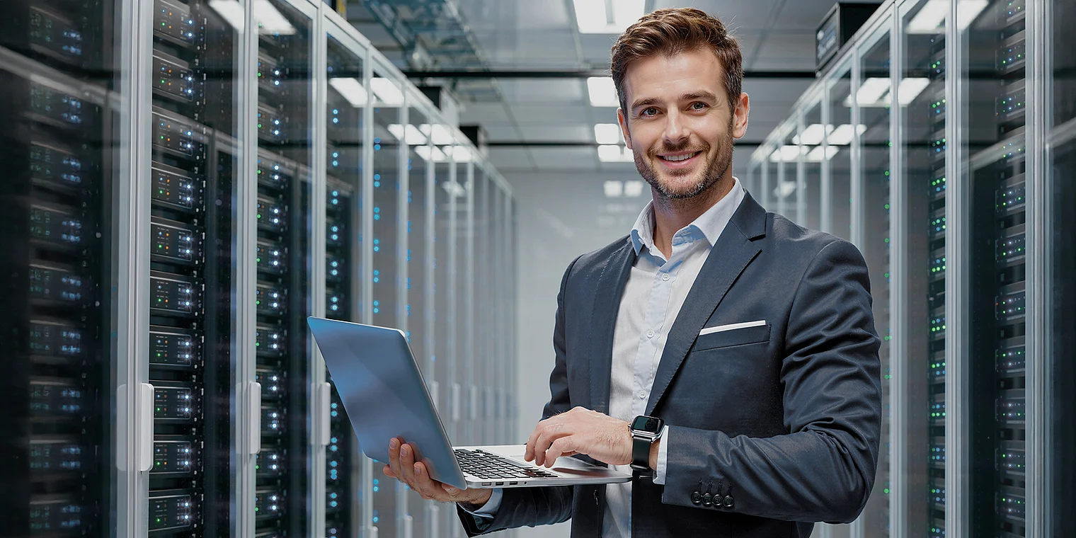 Ein Mann in einer technischen Serverumgebung repräsentiert die Hosting-Leistungen der Netigo GmbH; im Hintergrund sind moderne Serverstrukturen und digitale Infrastrukturelemente zu sehen, die Zuverlässigkeit, Sicherheit und Performance symbolisieren.
