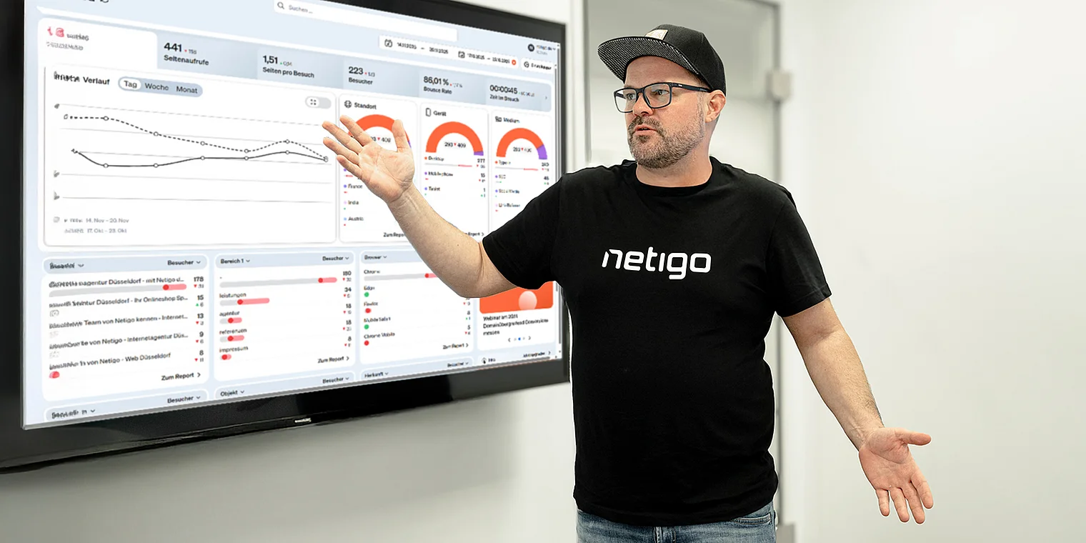 Geschäftsführer Tobias Bühne lächelt in die Kamera und repräsentiert die SEO-Leistungen (Search Engine Optimization) der Webagentur Netigo; der Hintergrund greift thematisch Suchmaschinenoptimierung, Datenanalyse und digitale Strategie auf.
