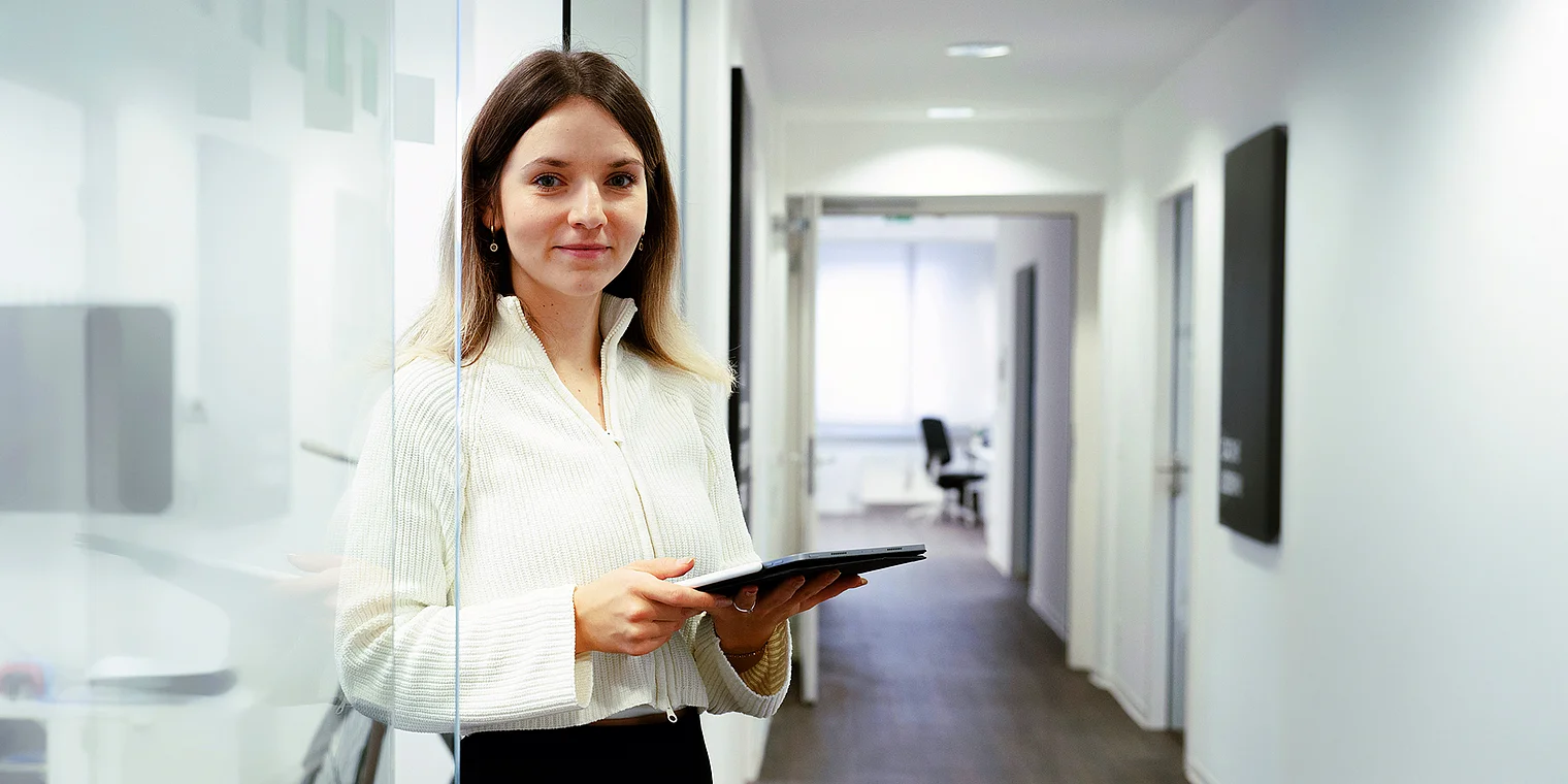 Melissa lächelt in die Kamera und repräsentiert die E-Recruiting-Leistungen der Webagentur Netigo; der Hintergrund greift thematisch Personalgewinnung, digitale Bewerbungsprozesse und moderne HR-Strategien auf.